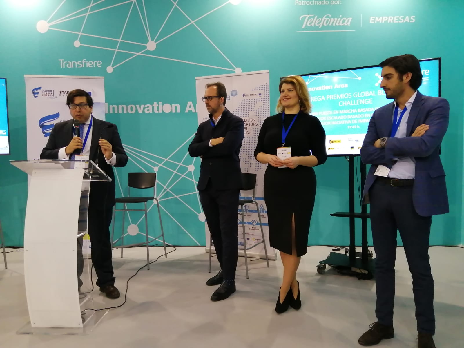 Juan Manuel Revuelta, CEO de Finnova junto con los ganadores del Global Blockchain Challenge.